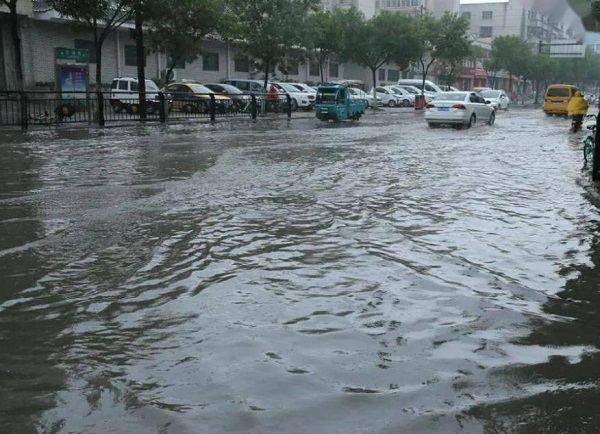 河南平顶山暴雨亲历者-没看到雨停不敢睡觉